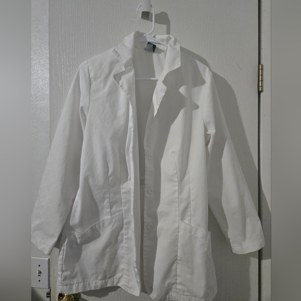 Medium Barco Uniforms Women's Classic White Lab Coat. 2 Spots.